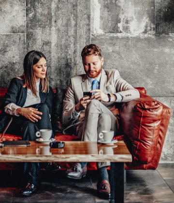 Пара у стойки администратора